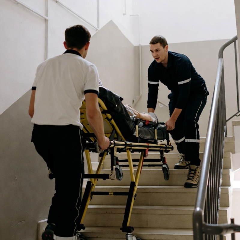 Krankenfahrt-mann-Trage